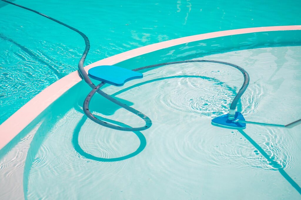 Saugkopf mit Schlauch und Skimmerplatte im Becken eines Pools